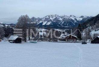 TRAUMHAFTES GROSSGRUNDSTÜCK MIT DACHSTEINBLICK
