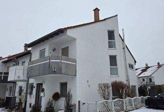 Außenansicht mit Vorgarten