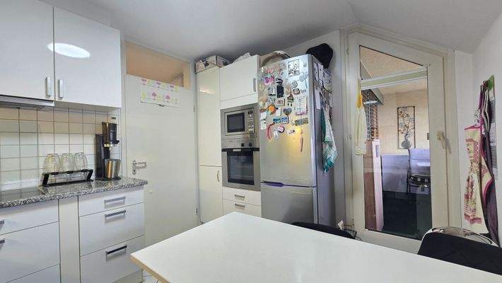 Küche mit Zugang zum Balkon