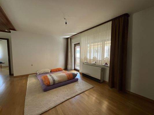 Durchgangszimmer mit Zugang Balkon