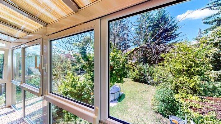 OG - Wintergartenbalkon-Ausblick in den Garten