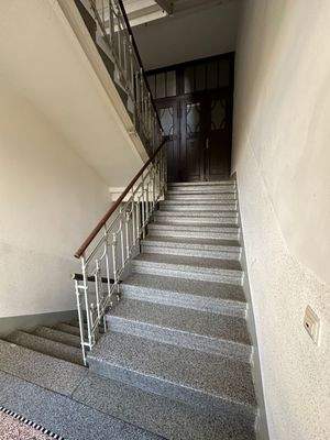 Treppenhaus mit Holztür