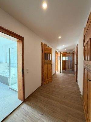 Helle Wohnung mit Holztüren