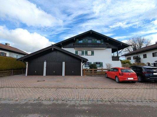 Westansicht des charmanten Mehrfamilienhauses