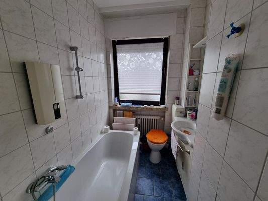 Helles Badezimmer mit Badewanne