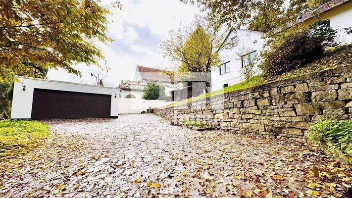 Zufahrt Wohnhaus / innenhofbereich / Garage