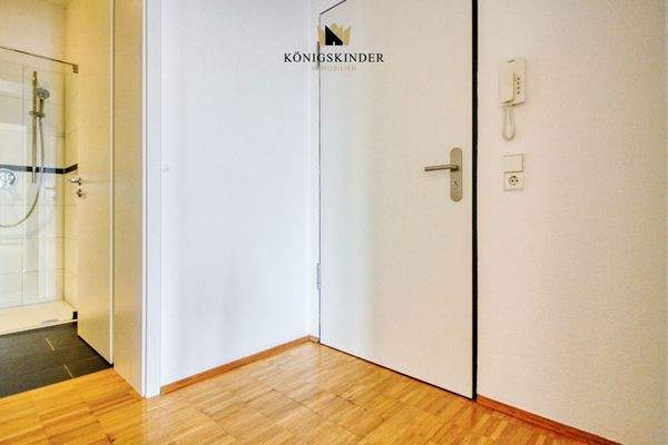 Wohnungseingang mit breitem Flur 