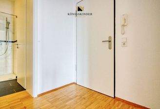 Wohnungseingang mit breitem Flur 