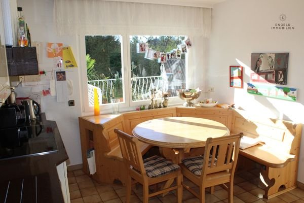 Große Küche mit Sitzgruppe