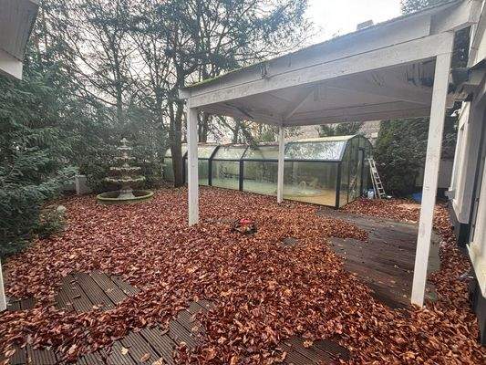 20. Garten hinten_Teilansicht mit Schwimmbad.JPG