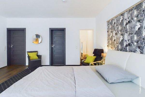 Schlafbereich mit Blick in die Kleiderecke