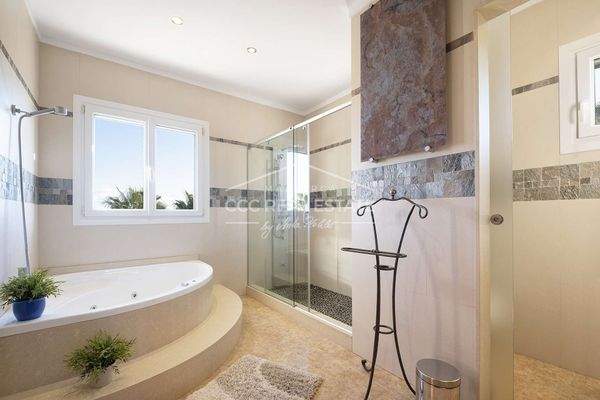 ...mit Dusche und Wanne