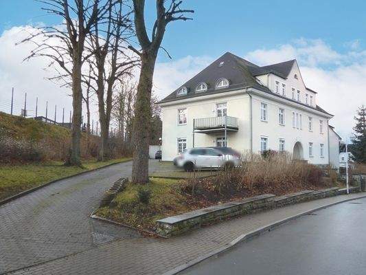 Ansicht Nordost mit Zufahrt Parkplätze