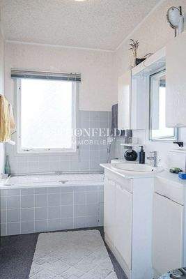 Bad mit Fenster und Wanne