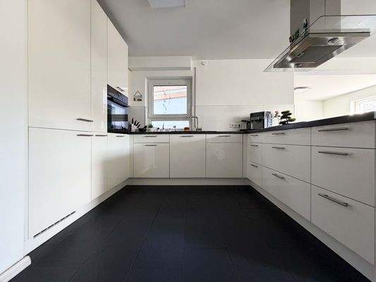 OG Küche: Großzügiger Stauraum...