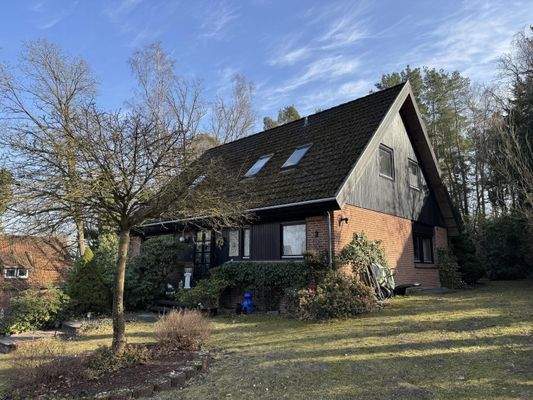 Seitenansicht vom Vorgarten