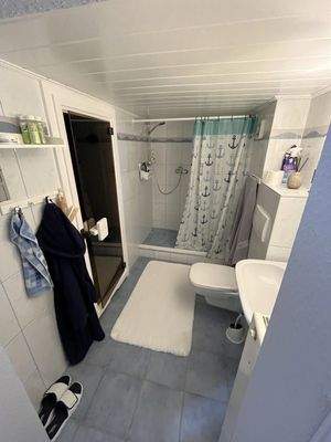 Duschbad, direkt neben der Sauna