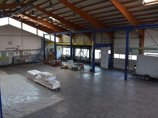 Produktionshalle mit Einfahrtstor