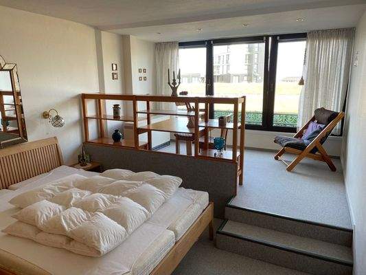 Schlafraum Doppelbett mit angrenzendem Schreibtisch