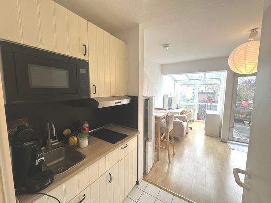 Kompakte Küche mit Wohnraum