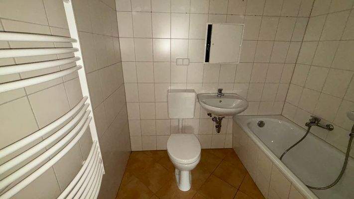 gefliestes Bad mit Wanne