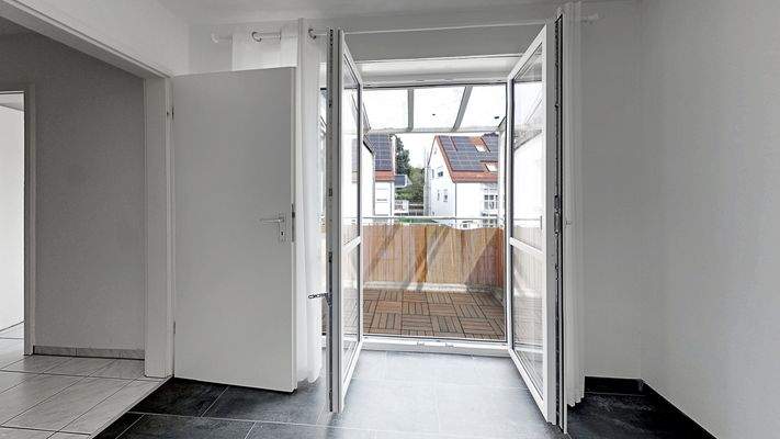 Wohn- Essbereich Blick auf den Balkon