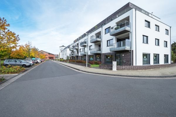 Blick von Straße auf Bürogebäude