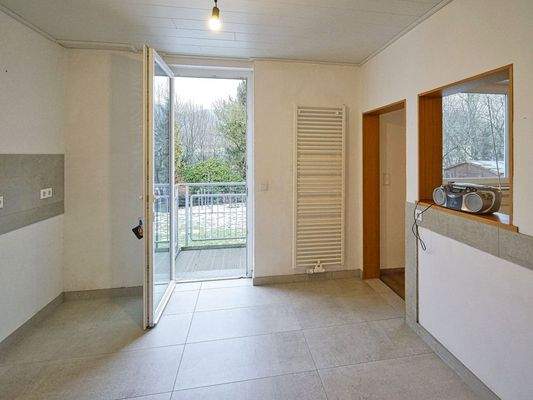 Angrenzende Küche...