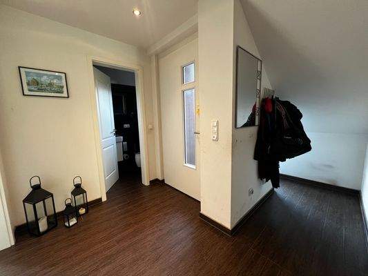 Heller Flur mit Türen