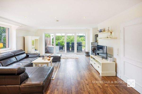 Im Wohnzimmer schafft der Kamin einen weiteren Blickfang