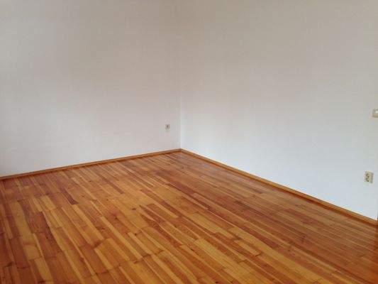 Wohnraum mit Parkett ausgelegt