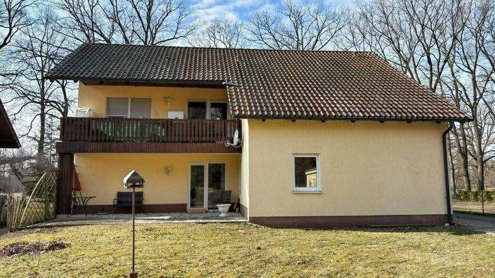 Rückseite mit Terrasse und Balkon