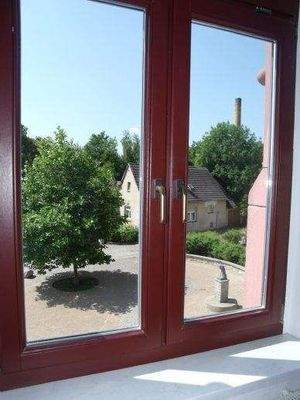 Ausblick vom Wohnzimmer auf den Storchenplatz