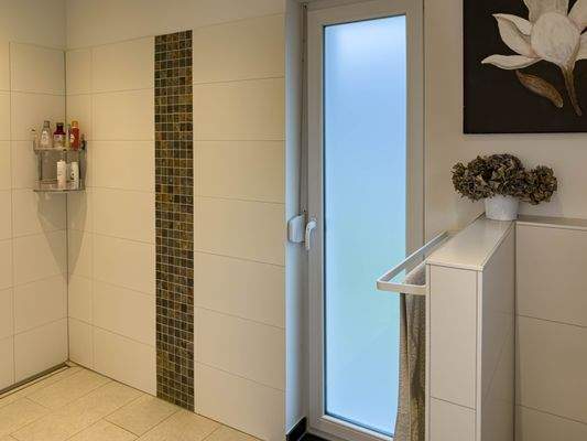 Duschbad im Erdgeschoss mit Austritt