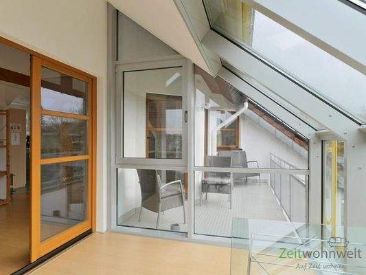 Blick vom Wintergarten auf den Balkon