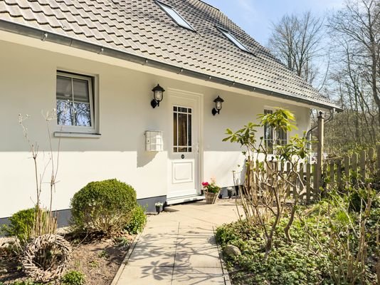 Außenansicht mit Eingang der Erdgeschoss Einheit