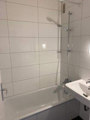 Bad mit Duschhalterung
