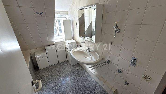 Geräumiges Badezimmer der DG Wohnung