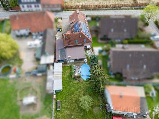 Luftaufnahme von der Rückseite und dem Garten