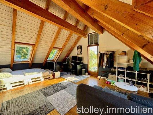 geräumiges Dachstudio