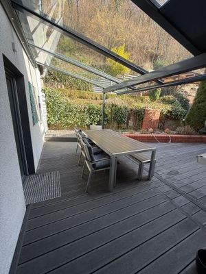 Terrasse mit Untersitz als Glasdach