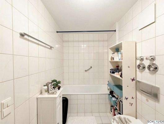 Badezimmer mit Badewanne 