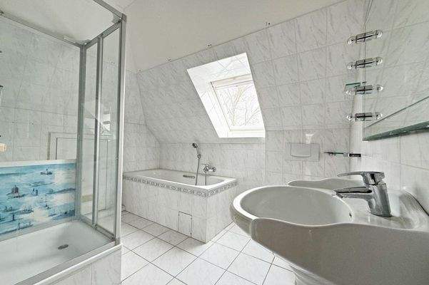 Vollbad mit sep. Dusche