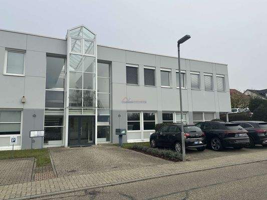 Gebäudehälfte mit Eingangsbereich