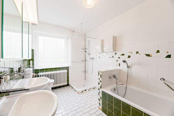 Tageslichtbad mit Dusche und Badewanne