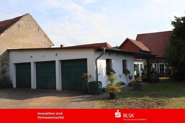 Garagen mit Stellplätzen und Wendemöglichkeit