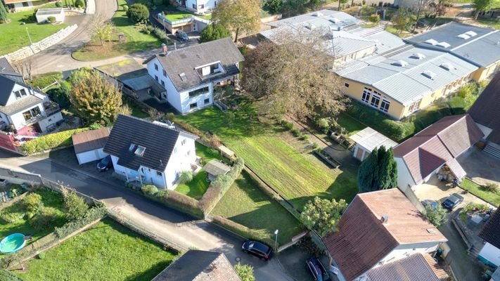 Die umliegende Bebauung ist geprägt von Mehr- und 