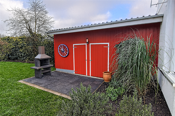 Holz-Lagerraum + Grill