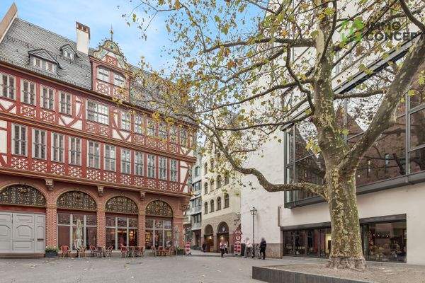 Blick vom Kaiserdom auf das Haus zur Goldenen Waage – Renaissance trifft Gotik