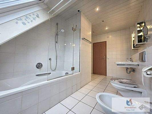 Badezimmer mit Duschbad (2)